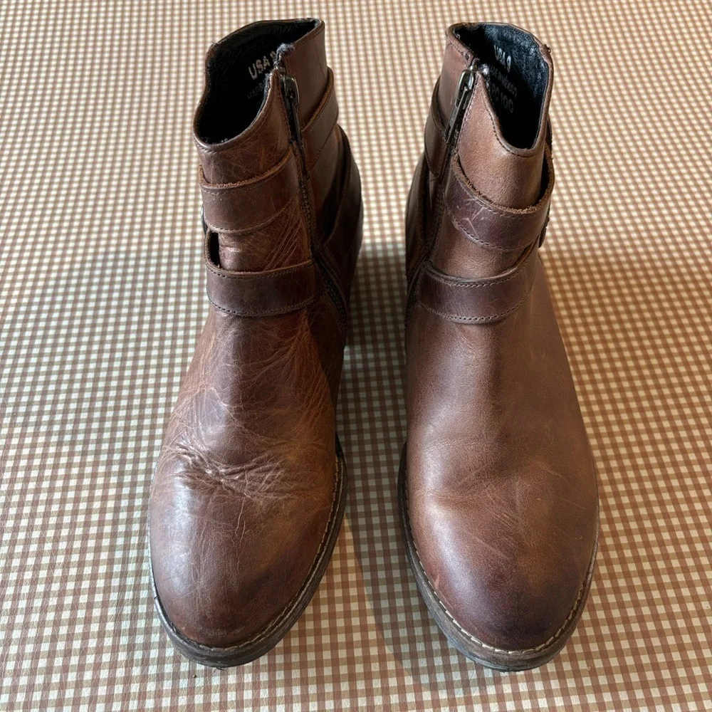 Sterling River short leather boots booties with buckles. Size 9
